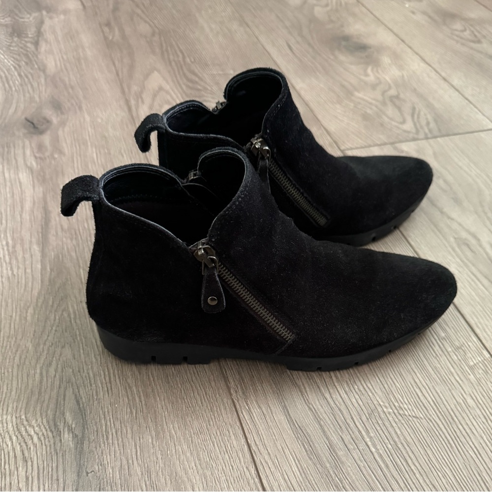 The flexx booties, black suede, size 6